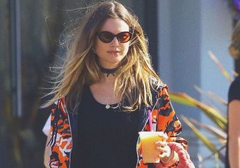 Gaya Kasual Behati Prinsloo dengan Celana Jeans, Body Goals Banget!