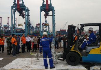 Ban dan Penyangga Roda Pesawat Lion Air JT 610 Diangkut Menuju KNKT