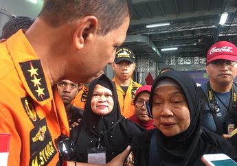 Kepala Basarnas Berbincang dengan Keluarga Korban Sebelum Tabur Bunga di Titik Jatuhnya Pesawat Lion Air PK-LQP