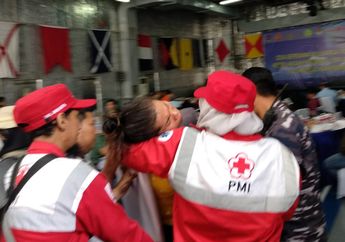 Keluarga Korban Berjatuhan Usai Tabur Bunga di Tempat Jatuhnya Lion Air JT 610