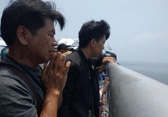 7 Foto Momen Haru Upacara Tabur Bunga Keluarga Korban Pesawat Lion Air Jatuh di Perairan Karawang