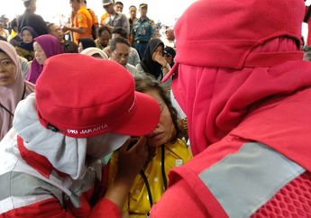 Tak Kuasa Tahan Tangis, Keluarga Korban Lion Air JT 610 Pingsan Jelang Tabur Bunga