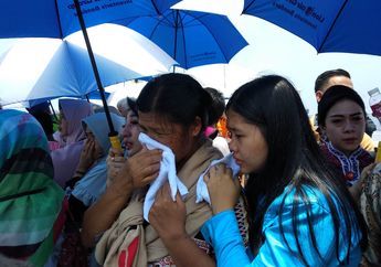 Kumandang Adzan Dzuhur dan Isak Tangis Keluarga Korban Mengiringi Upacara Tabur Bunga Lion Air JT 610