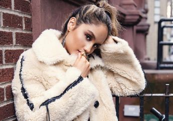 Cinta Laura dengan Bikini Berwarna Neon, Eye Cathing Banget!