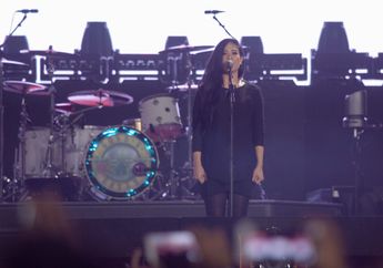 Kikan Namara Pimpin Penonton Guns N' Roses Lantunkan Indonesia Raya