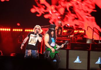 Duet Gitar Slash dan Richard Fortus Pukau Penonton di Konser Guns N' Roses 'Not In This Lifetime Tour'