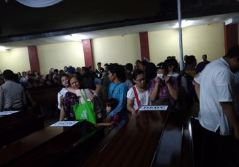 Hadiri Serah Terima Korban Kecelakaan Pesawat Lion Air JT610, Seorang Ibu Menangis Sampai Tak Kuat Berdiri saat Lihat Peti Jenazah