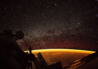 Astronaut di Luar Angkasa Tangkap Cahaya Oranye di Atas Lapisan Bumi