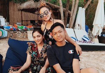 Bukan Ibu Kandung, Intip 4 Potret Selebritis yang Sangat Dekat dengan Anak Tiri Mereka