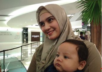 Zee Zee Shahab Akui Selalu Bawa Anaknya yang Masih Bayi Saat Beraktifitas