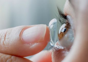 5 Tips Pemakaian Makeup yang Aman untuk Pengguna Lensa Kontak