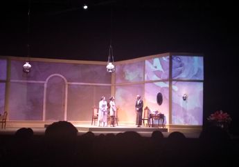 Pementasan Teater Bunga Penutup Abad Sukses Buat Penonton Meneteskan Air Mata!