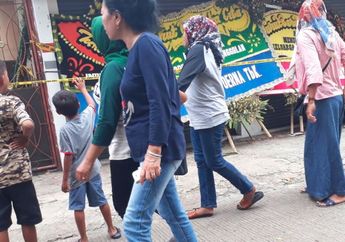 Polisi Bakal Gelar Pra Rekonstruksi, Lokasi Pembunuhan Satu Keluarga di Bekasi Dipadati Warga