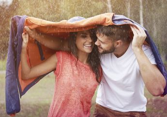 Tak Cuma Menenangkan, Musim Hujan juga Buat Pria Lebih Ingin Bercinta! Kenapa ya?