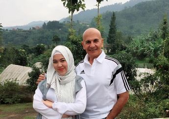 Beda Usia 45 Tahun, Keasrian Rumah Mewah Mark Sungkar dan Istri Baru Bikin Makin Harmonis!