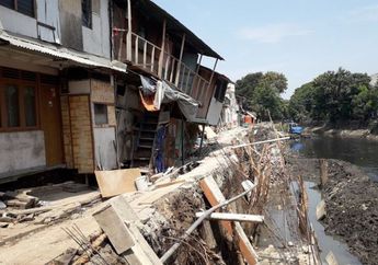 Tanah Amblas, 3 Rumah di Bantaran Kali Anak Ciliwung Miring Hampir Roboh!