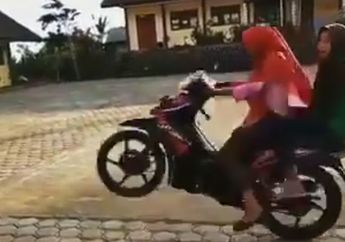 Dua Cewek Berhijab Jajal Wheelie,  Beredar Kabar 1 Tewas di TKP