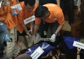 Pelaku Pembunuhan Satu Keluarga di Bekasi Lakukan Rekonstruksi di TKP, Polisi Hadirkan 5 Saksi