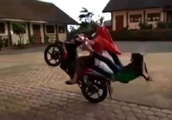 Viral Video Aksi Dua Remaja Putri Mencoba Wheelie yang Berakhir Tragis, Satu Orang Dikabarkan Meninggal Dunia