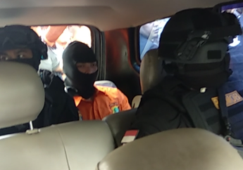 Geram dengan Pelaku Pembunuhan Satu Keluarga di Bekasi, Mobil Polisi Jadi Sasaran Amuk Warga