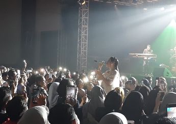 Hujan Flash Light Hiasi Konser Raisa Andriana yang Bertajuk Fermata Intimate Concert
