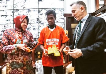 Wali Kota Surabaya, Tri Rismaharini Berangkatkan Muhammad Supriadi dan 9 pemain Timnas U-16 ke Liverpool Inggris