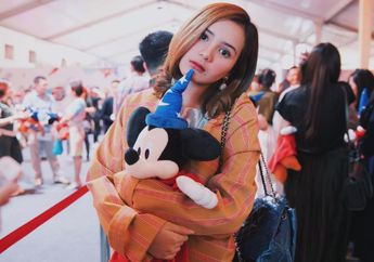 Beby Tsabina Kenakan Gaun Rancangan Ibunda Untuk Red Carpet Momen di Kapal Pesiar