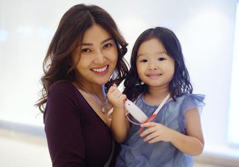 Rayakan Hari Ibu di Sekolah, Thalia Putri Onsu Beri Kejutan untuk Sarwendah