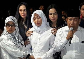 Ibunda Ayu Dewi Meninggal Dunia, Tangis Sang Presenter Pecah Jelang Pemakaman