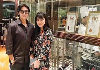 Ngaku Tak Pernah Ciuman Bibir Selama 7 Tahun Pacaran, Intip Deretan Momen Lamaran Caesar Hito dan Felicya Angelista yang Digelar Secara Sederhana di Tepi Laut