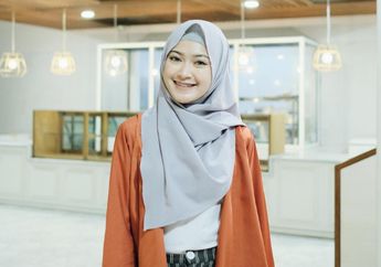 Contek yuk Tutorial Hijab Pashmina ala Selebgram Sari Endah Pratiwi!