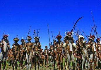 Kisah Anggota Kopassus Terjun di Belantara Rimba Papua, Diacungi Tombak Hingga Diberi Daging Babi 