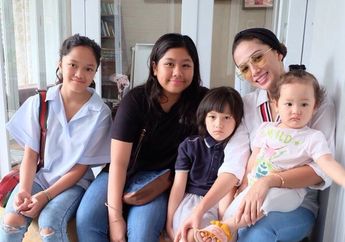 Sang Mama Hendak Penjarakan Netizen Instagram yang Hina Putrinya, Anak-anak Ussy Sulistiawaty: Jangan Ma, Mereka Punya Keluarga...