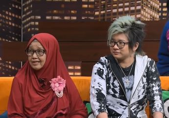 Kisah Haru Yati, Pengasuh di Surabaya yang Diberangkatkan Umroh Oleh Anak Majikan yang Dirawatnya Selama 24 Tahun