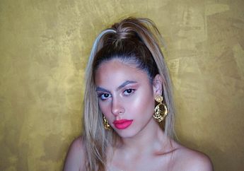 Deretan Penampilan Seksi Valerie Thomas, Gayanya Effortless Banget!