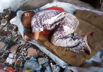 Tidur Sendirian Beralaskan Karung dan Kardus di Tempat Sampah, Kisah Bocah Laki-Laki Ini pun Viral!