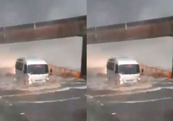 Video Detik-detik Meluapnya Air Terjun Lembah Anai ke Badan Jalan: Satu Motor Nyaris Terguling dan Ambruk Terbawa Arus