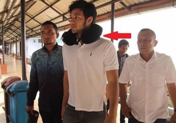 Ammar Zoni pun Salah Kaprah, Ternyata Begini Tips Memakai Bantal Leher yang Benar