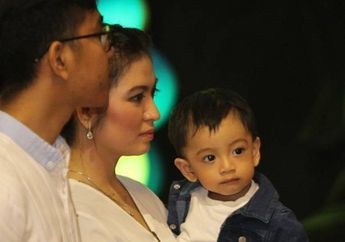 Rayakan Ulang Tahun Jan Ethes yang Ke-3, Gibran Rakabuming Raka dan Selvi Ananda Kompak Foto Keluarga di Depan Becak