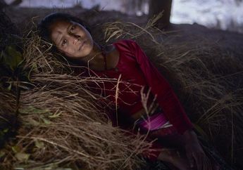 Dianggap Kotor & Membawa Bencana, Perempuan yang Sedang Menstruasi Ini Diasingkan!