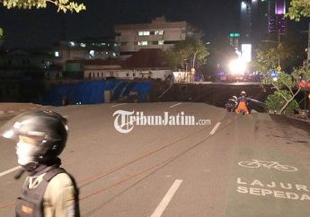 Detik-detik Jalan Gubeng Surabaya Ambles, Ada Pengendara Motor yang Hampir Jadi Korban