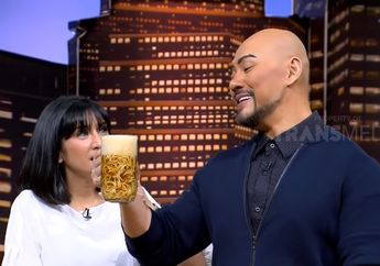 Ekspresi Deddy Corbuzier Cicipi Ramen Unik, Disajikan dalam Gelas Menyerupai Bir Lengkap dengan Busa dan Kuah Kecokelatan