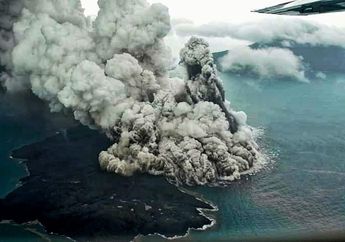 Foto-foto Kengerian Erupsi Gunung Anak Krakatau dari Pantauan Udara Sehari Setelah Tsunami di Banten