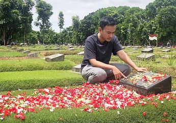 Rayakan Hari Natal 2018, Ruben Onsu Ziarah ke Makam Kedua Orang Tuanya