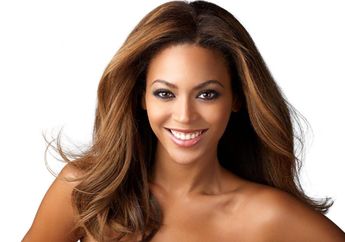 Punya Kulit Gelap? Lihat Pilihan Warna Rambut yang Cocok Untukmu!