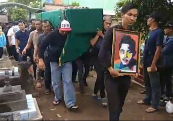 Detik-detik Pemakaman Andi Seventeen di Yogyakarta
