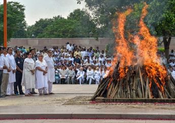 Vonis Dokter Ditolak Ibu Kandung Pasien, Sang Anak Tiba-tiba Bergerak dan Hidup Kembali saat akan Dikremasi, Reaksinya Bikin Nangis 