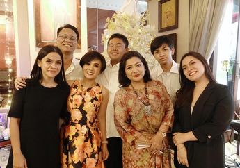 Tetap Akur Usai 11 Tahun Cerai dari Henry Siahaan, Intip Keakraban Yuni Shara dan Keluarga Mantan Suami Saat Rayakan Natal