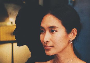 8 Tahun Jadi Istri Pangeran Bali, Happy Salma Tetap Tampil Sederhana Saat Rayakan Galungan, Antingnya Curi Perhatian!