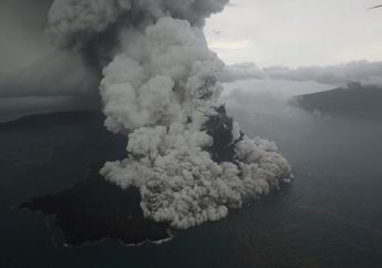  PVMBG : Volume Magma Gunung Anak Krakatau Meningkat dan Lubang Kawah Membesar